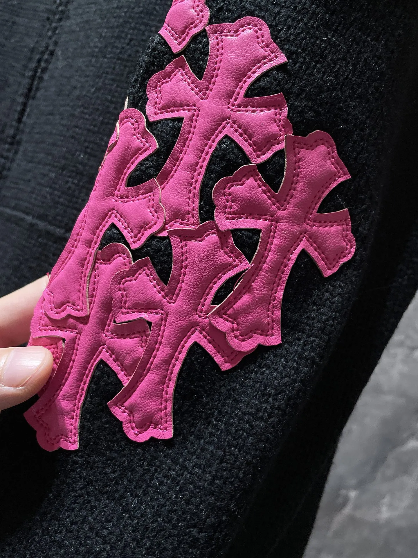 P296 Chrome Hearts 🍁Autumn and winter sweater series🍁 Heavy-duty pink double-arm embroidered sweater, 20 pieces of imported leather on both sleeves, selected high-quality wool blended knitted fabric, non-common version on the market 🌈Recommended color: black 🌈 Size: S, M, L, XL